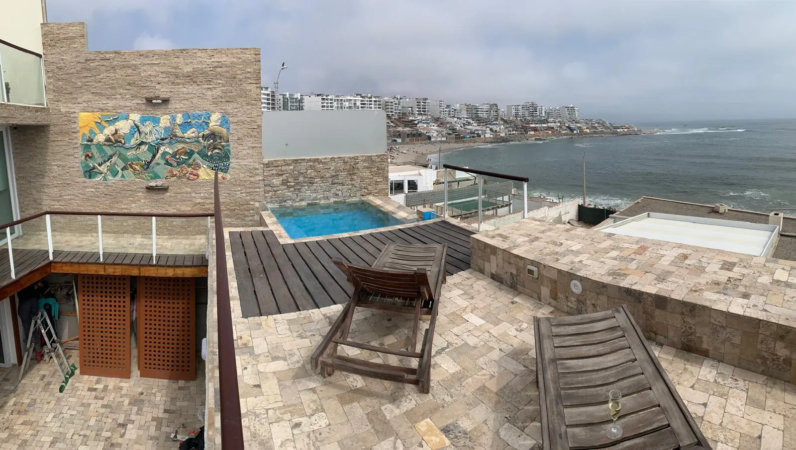 Terrasse mit Pool eines Hauses gegenüber der Bucht von Punta Hermosa, südlich von Lima