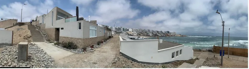 Vue panoramique de la maison étagée sur la falaise, du passage piéton et de la baie de Punta Hermosa